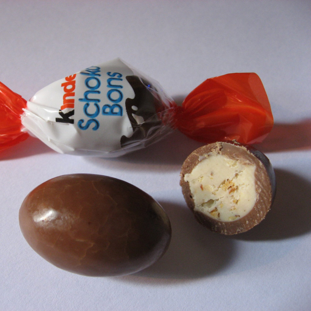 Bomboane de Ciocolata Kinder Schokobons cu Lapte si Bucati de Alune, 125 g