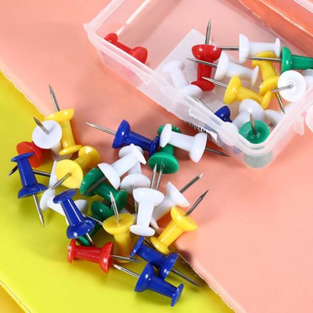 Pioneze Pluta, Deli Essential, 35 Buc/Set, Diverse Culori, 23 mm, Pioneza Cap Plastic Colorat, Piuneza Colorata Deli Essential, Piuneze Panouri Pluta, Pioneze pentru Afisiere, Pioneza pentru Afisier, Pioneze Panou Textil