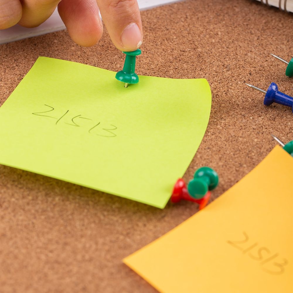 Pioneze Pluta, Deli Essential, 35 Buc/Set, Diverse Culori, 23 mm, Pioneza Cap Plastic Colorat, Piuneza Colorata Deli Essential, Piuneze Panouri Pluta, Pioneze pentru Afisiere, Pioneza pentru Afisier, Pioneze Panou Textil