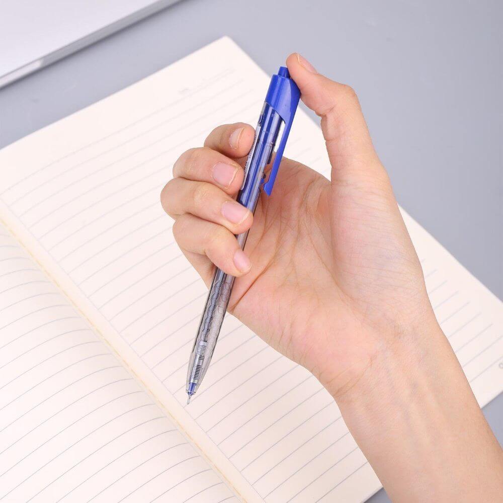 Pix cu Mecanism Deli Arrow, 0.7 mm, Albastru, Pix Deli Arrow, Pix Arrow Deli, Pix cu Buton Deli, Pix Albastru, Pix cu Scriere Albastra, Pix Scriere Albastra, Pixuri Albastre, Pixuri Deli, Pixuri Albastre cu Mecanism, Pixuri Deli Arrow