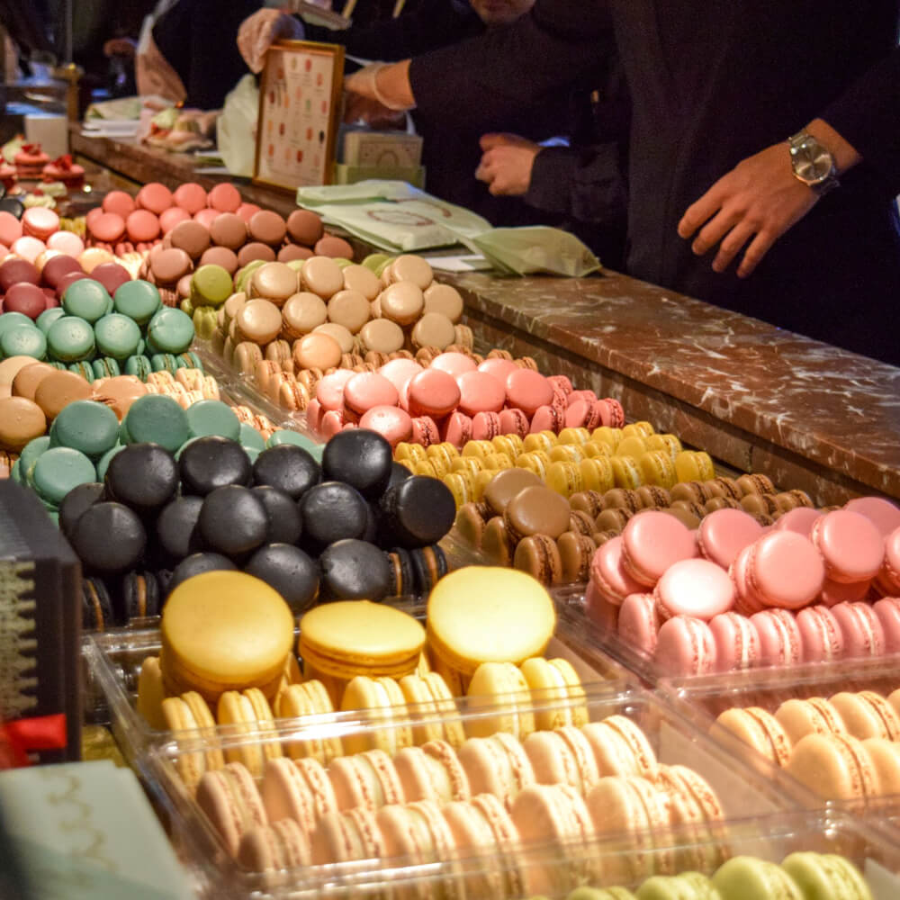 Set 50 Cutii pentru Macarons cu Display, 150x50x50 mm, Carton Duplex Auriu GC1, 290 g/mÂ²