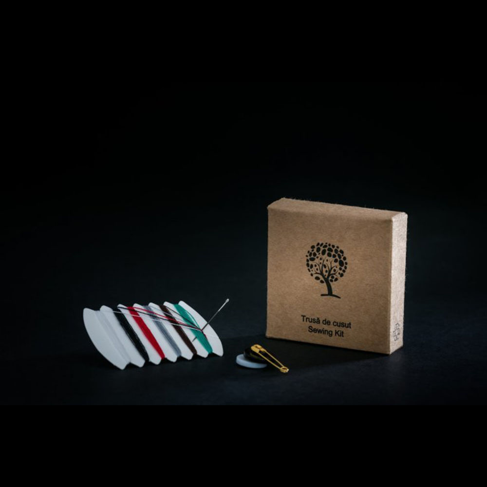 Set de Cusut Kraft format din 6 Culori AÈ›Äƒ, Ac, Nasturi, Ac de SiguranÈ›Äƒ, Ambalat in Cutie de Carton